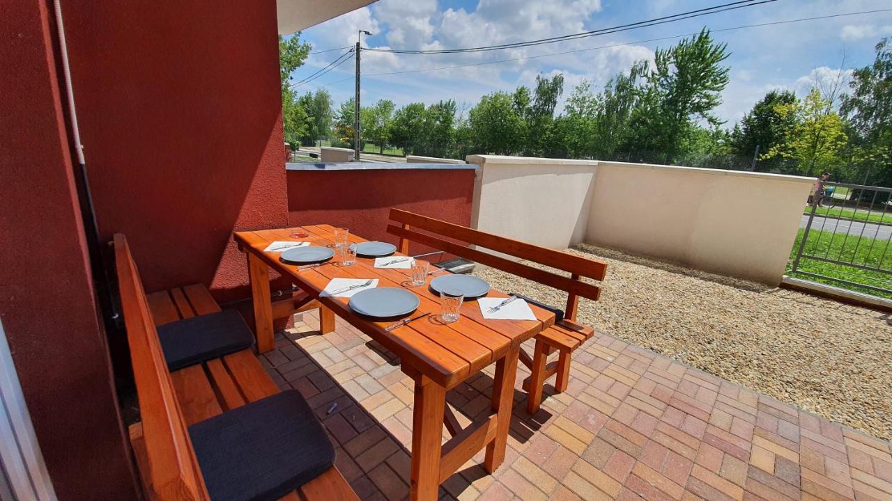 Aqua Apartman Tiszaujvaros Exterior foto
